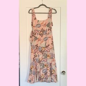 Mermaid shape dress with tie back.